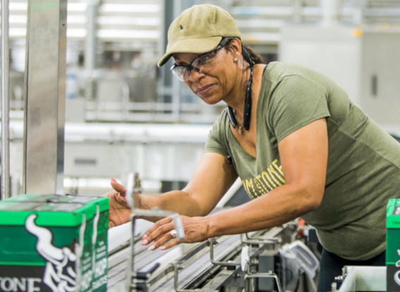 Señora trabajando en un almacén